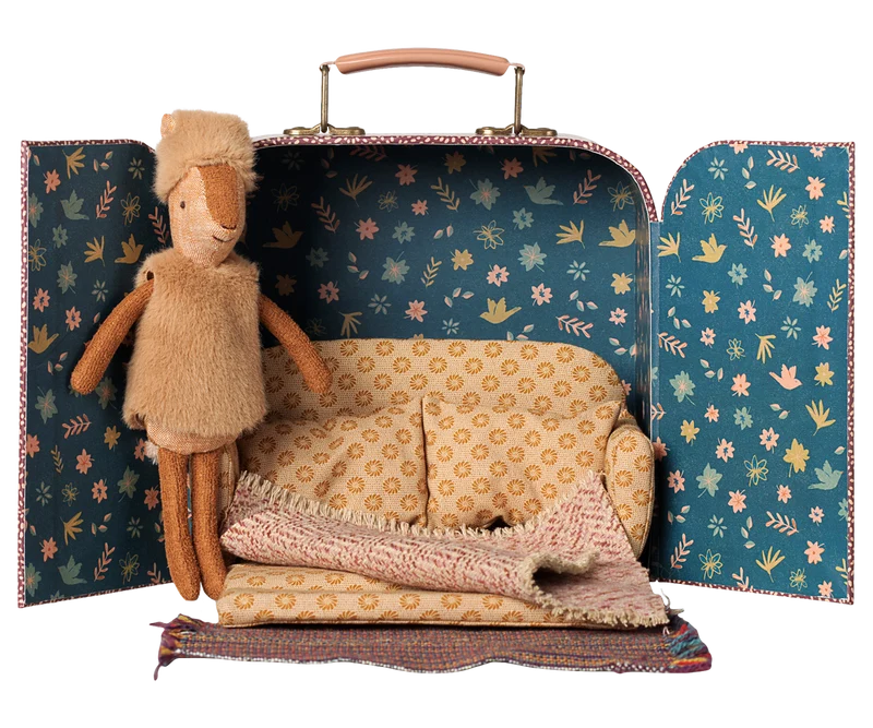 Reindeer in suitcase, Little sister
