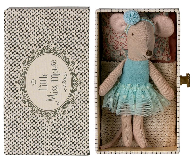 Dance mouse in daybed, Little sister