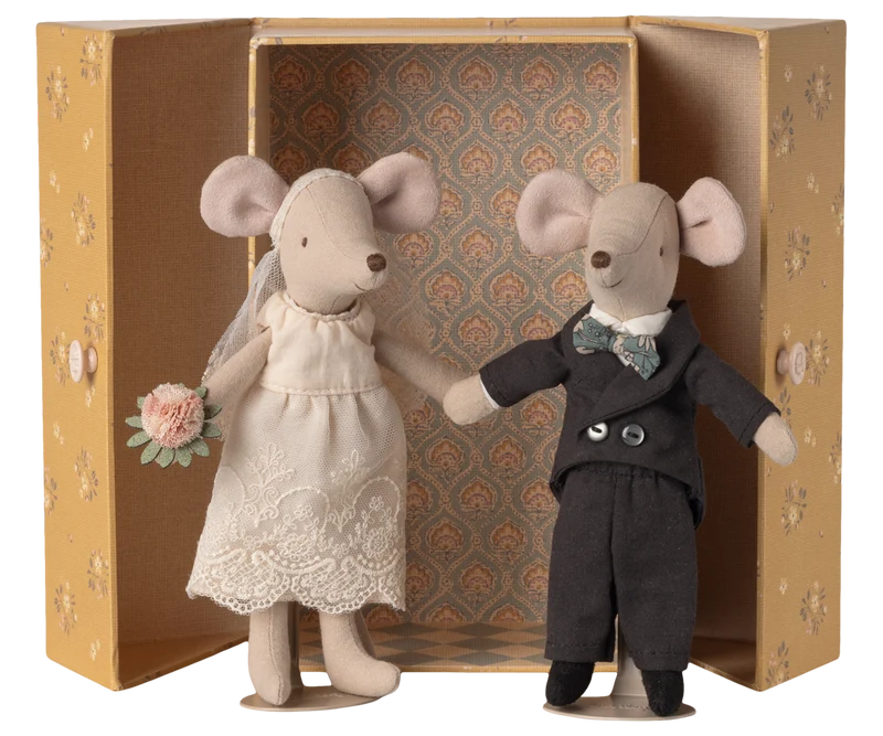 Wedding mice couple in box, Mum and Dad